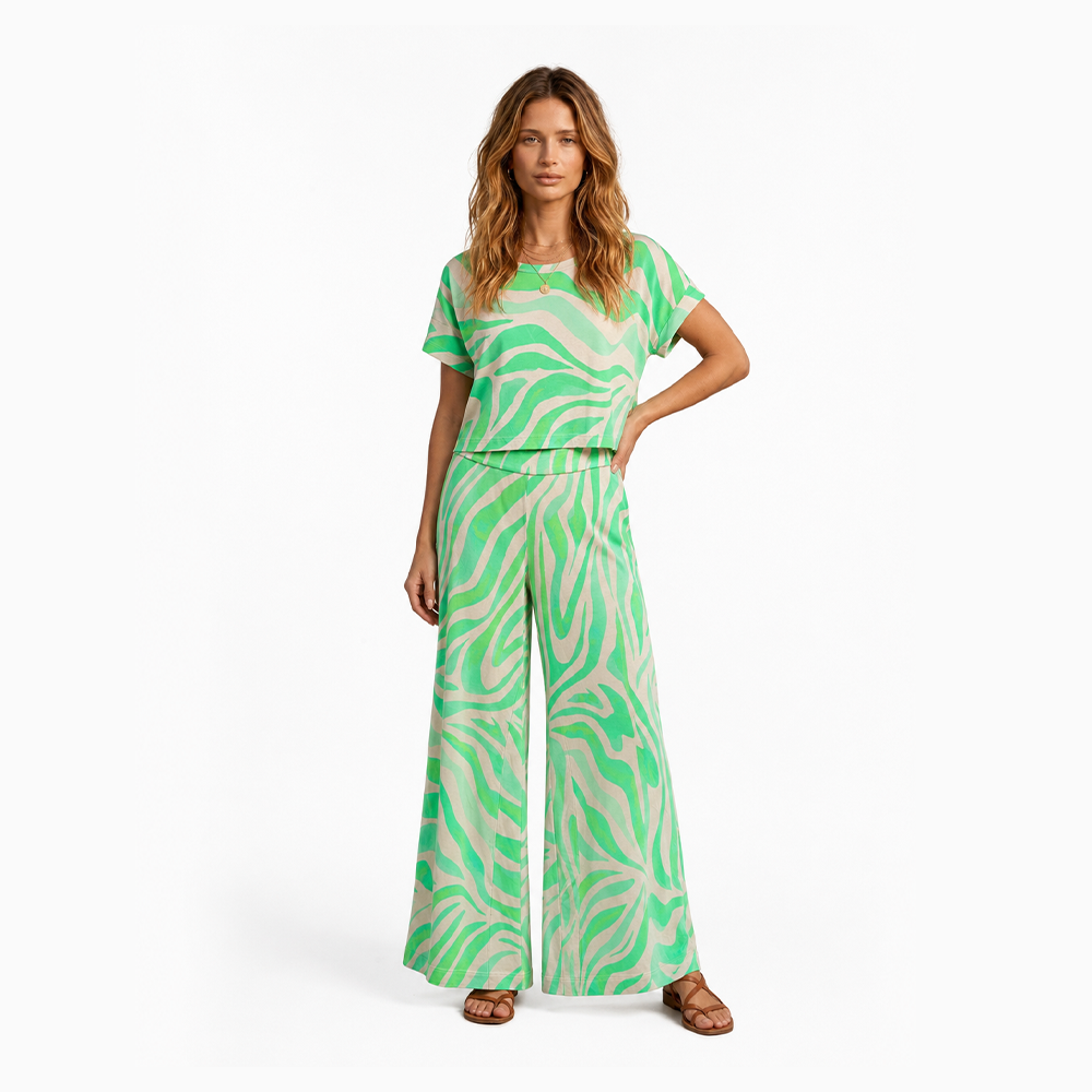 Modelo vestindo calça pantalona Morena Rosa bege e verde, tamanho 38, em fundo branco.