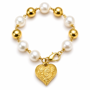 Pulseira dourada com contas peroladas e pingente de coração
