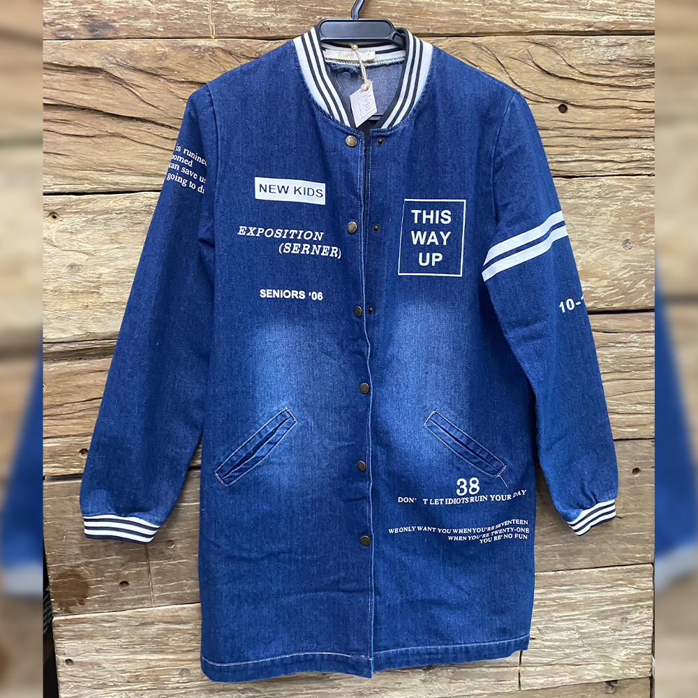 Jaqueta jeans Mamô tamanho P com escrita branca e gola preto e branco