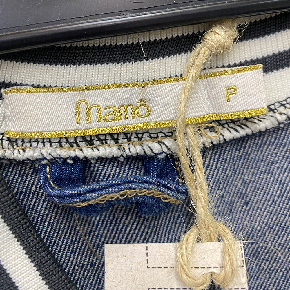 Jaqueta jeans Mamô tamanho P com escrita branca e gola preto e branco