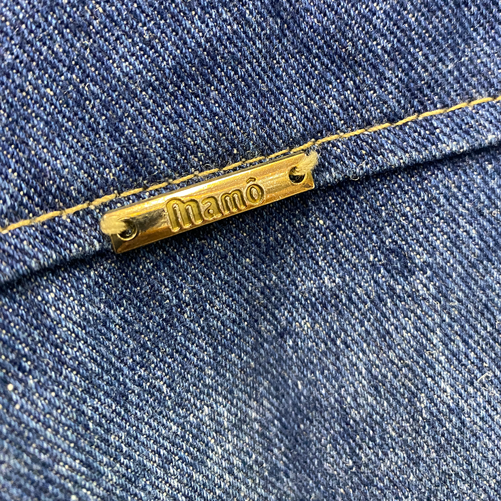 Jaqueta jeans Mamô tamanho P com escrita branca e gola preto e branco